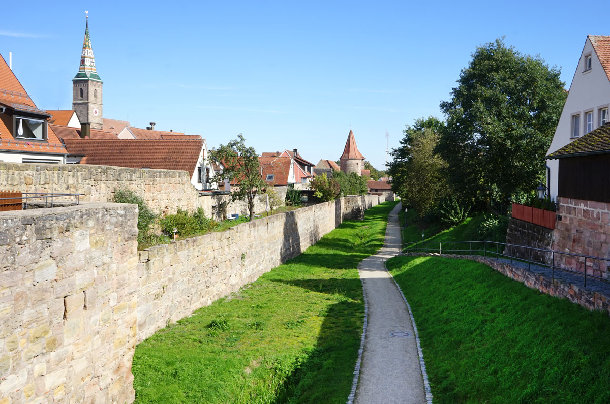 Wanderweg an der Stadtbefestigung von Wolframs-Eschenbach