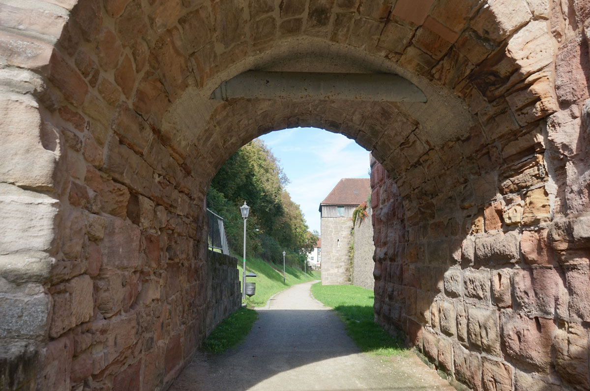 Foto durch einen Sandsteinbogen