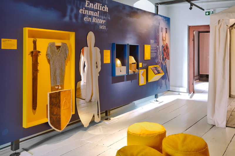 Farbenfroh gestaltete Ausstellung im Burgmuseum Abenberg