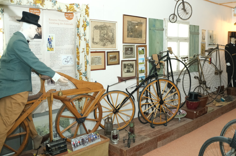 Antike Laufräder und Fahrräder aus Holz und Metall