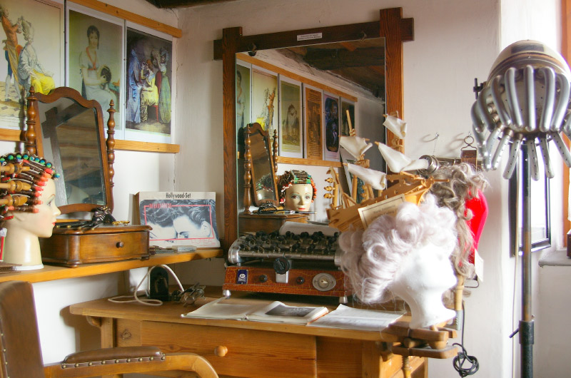 Historische Utensilien eines Friseurs