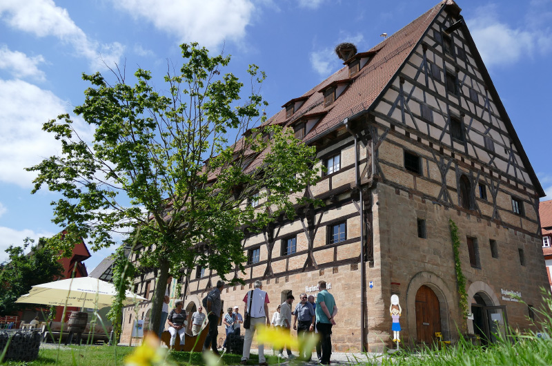 Touristen vor einem gepflegten Fachwerkgebäude