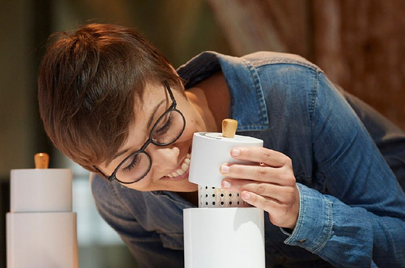 Frau öffnet den Behälter an einer Aromastation