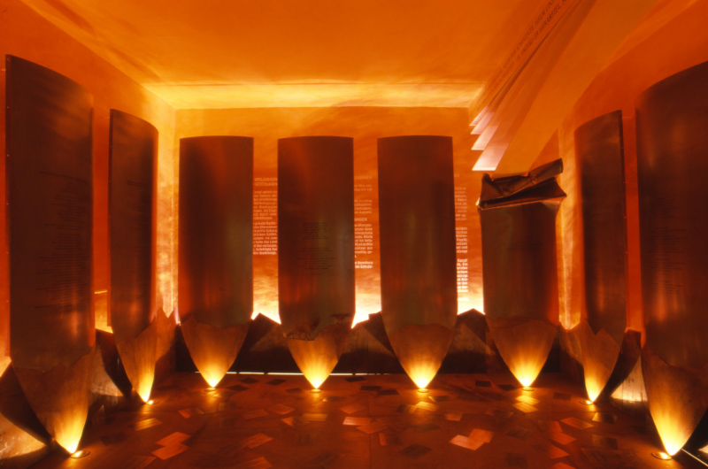 Stimmungsvoll beleuchtete Innenansicht des Literaturmuseums