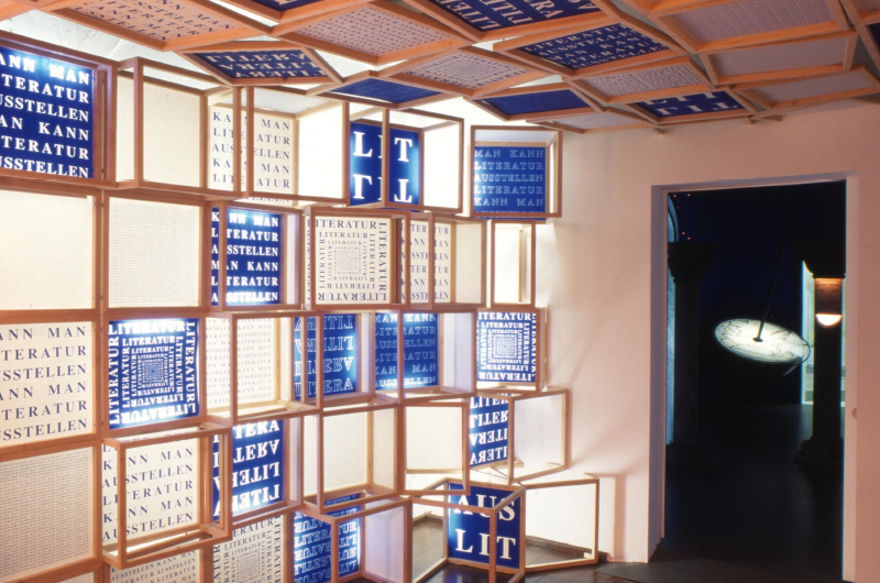 filigran aufgebaute Holzstruktur mit weißen und blauen Felder