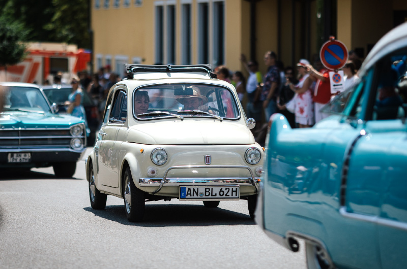 mehrere Oldtimer-Autos auf der Straße in Wolframs-Eschenbach