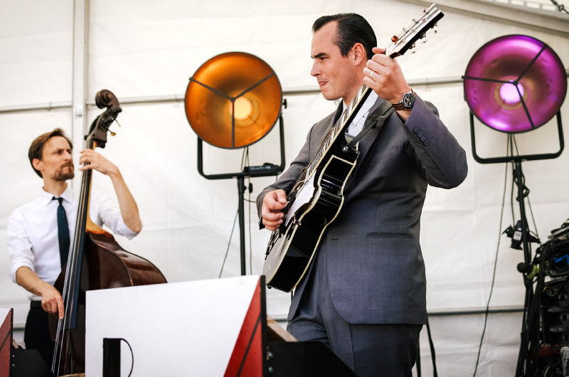 Zwei Musiker im Anzug spielen Oldie-Musik