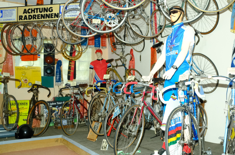 Ausstellung mehrerer Fahrräder im Fahrradmuseum Pflugsmühle