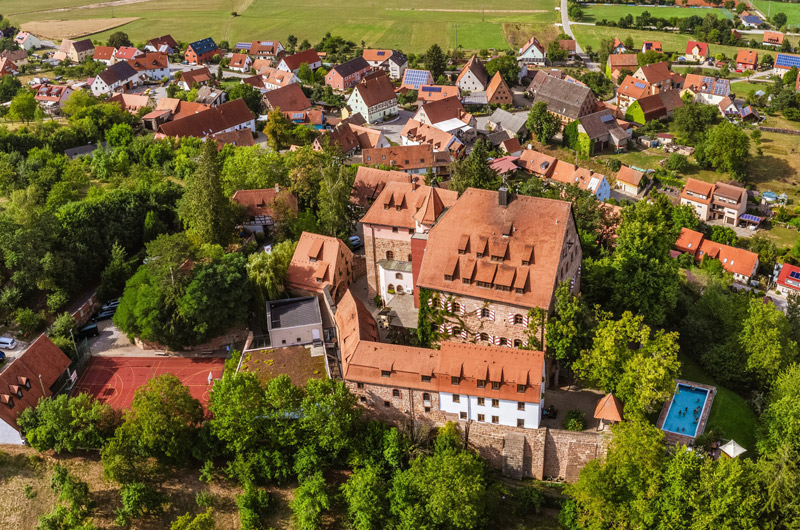 Luftaufnahme von Burg Wernfels von schräg oben