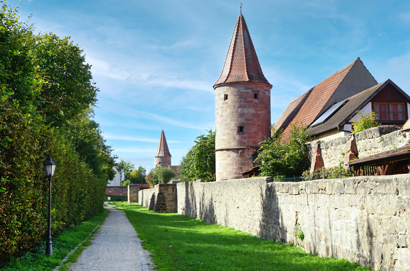 Barrierefreier Wanderweg am Rand der Stadtbefestigung von Wolframs-Eschenbach