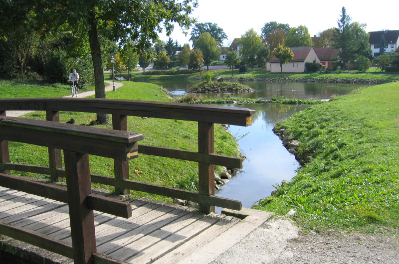 Holzsteg über einen Bach