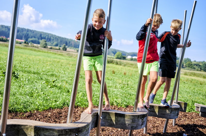Drei Kinder turnen im Motorikpark