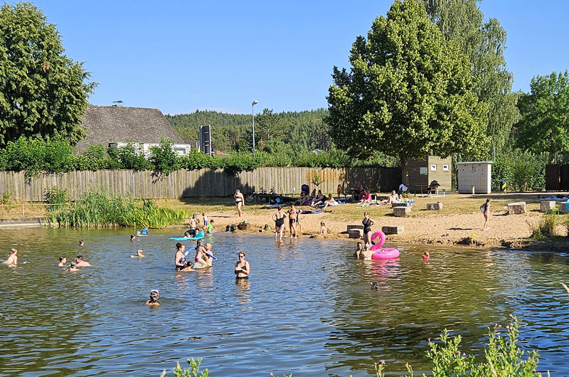 Badegäste im Naturbadeweiher Abenberg