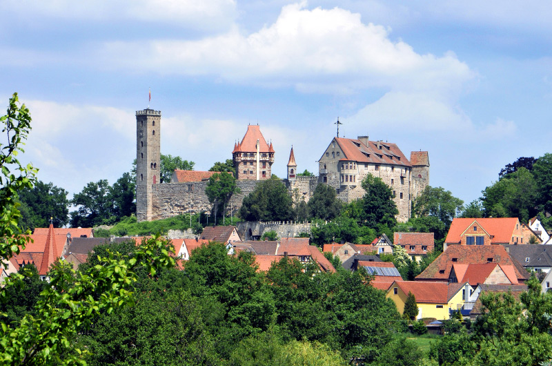 Burg Abenberg bei Tag, im Vordergrund mehrere Hausdächer