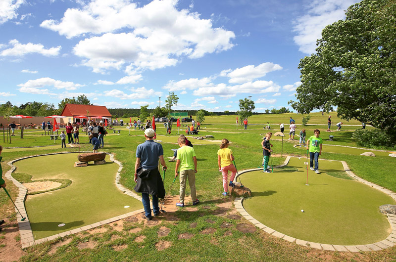 Minigolfplatz bei strahlendem Sonnenschein
