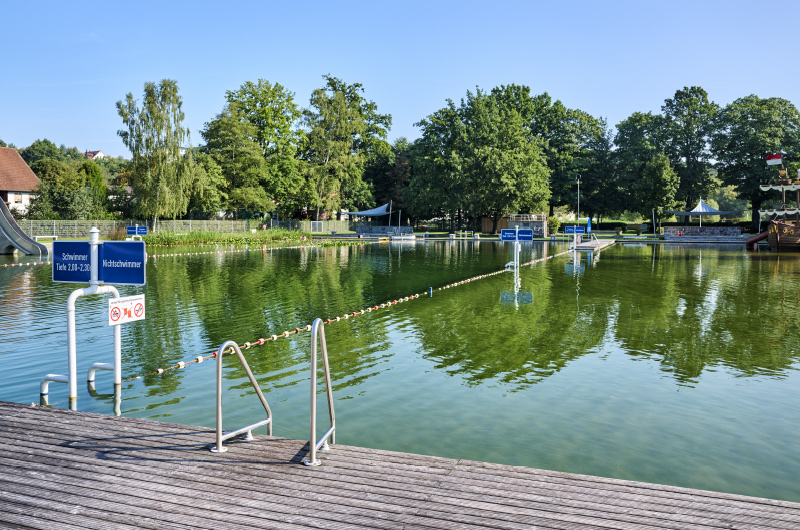 Steg mit Leiter zum Einstieg in den See
